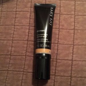 NIB MK CC (deep) spf 15 1 fl oz pump tube